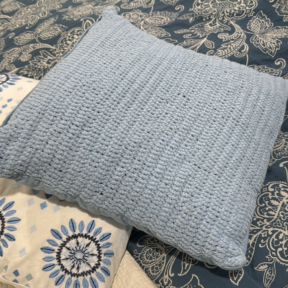 2 PILLOWS - Picture 4 of 6